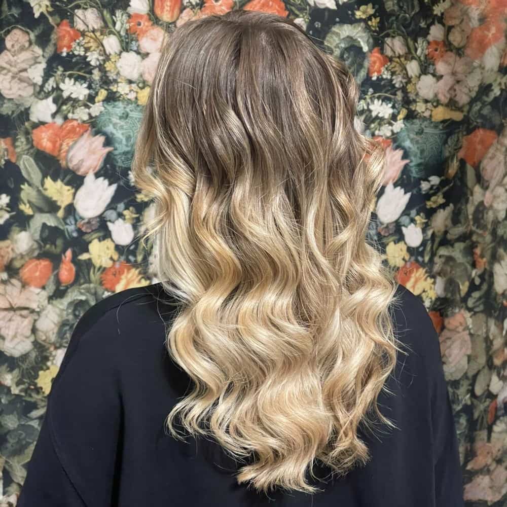 Γυναικεία μαλλιά με balayage σε τεχνική ελεύθερου χεριού, εφαρμογή με βουρτσάκι για φυσικά φωτεινά περάσματα.