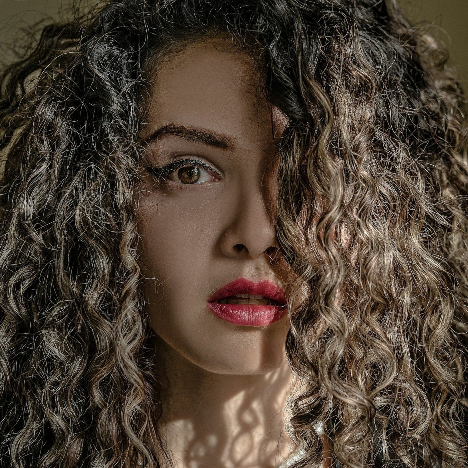 Κοπέλα με σγουρά μαλλιά