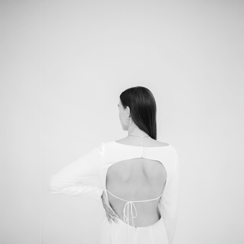 Γυναίκα με λεία, anti-frizz μαλλιά και λάμψη καθρέφτη χάρη στο Lavish Care Hero Series Mirror Spray