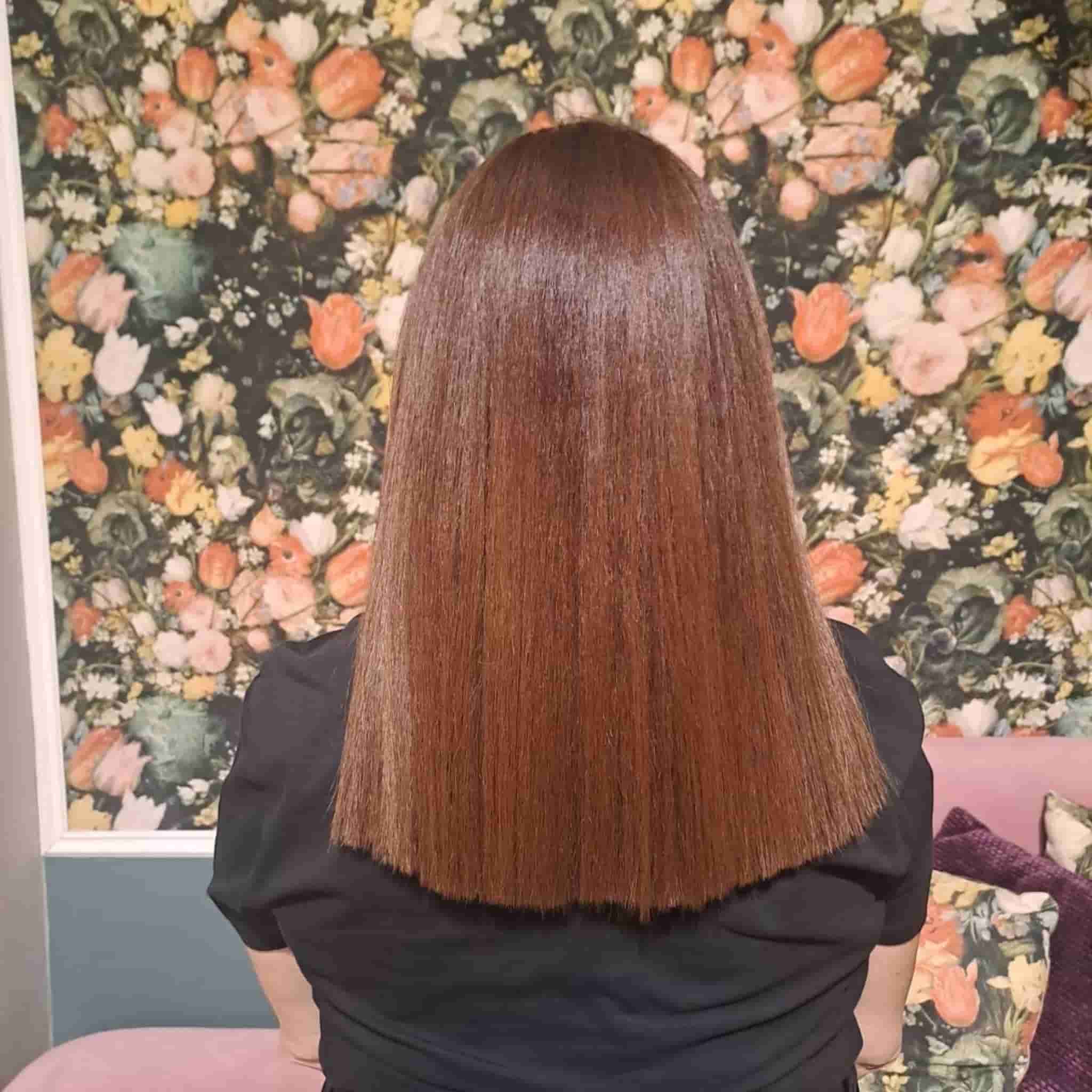 Λαμπερά και υγιή ξηρά μαλλιά μετά από επανόρθωση και βαθιά ενυδάτωση