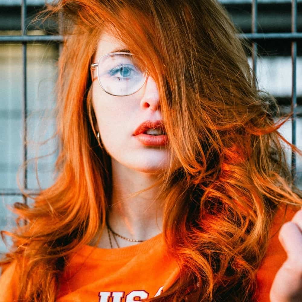 Gynaika me kokkina mallia